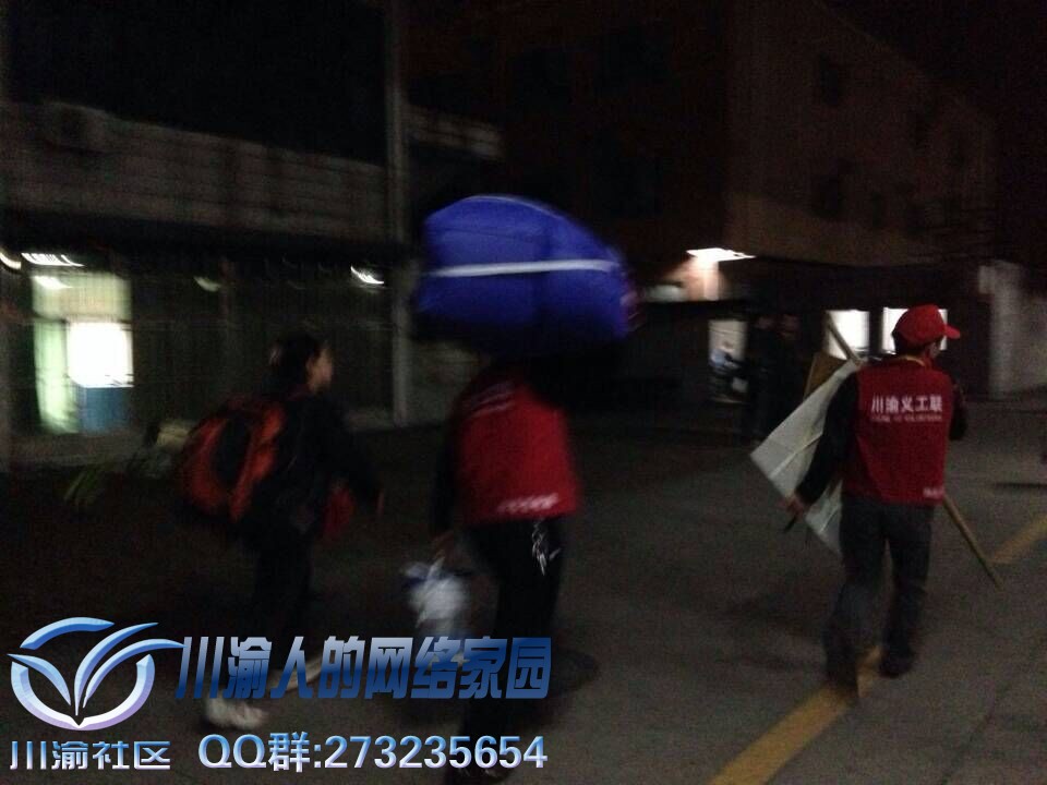图片四：川渝网络社区的义工们正在帮助拿大宗行李的老乡上车。.jpg