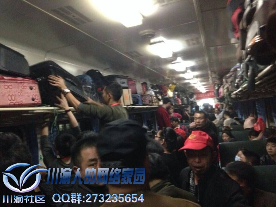 图片五：在拥挤的车厢里，四川新闻网报道服务队配合义工队为大家服务。.jpg